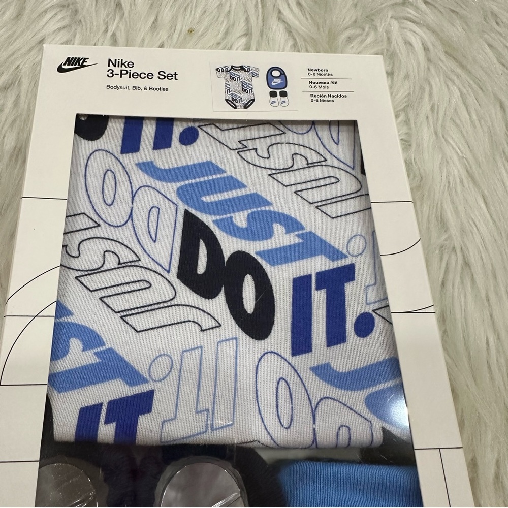 Baby Nike Gift Set - Picture 4 of 6